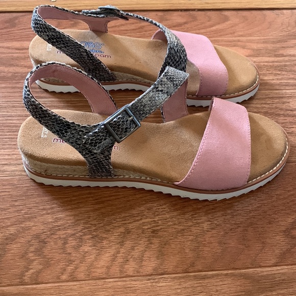 BOBS from Skechers memory foam Two-tone strappy sandals ~ NEW - Picture 3 of 7